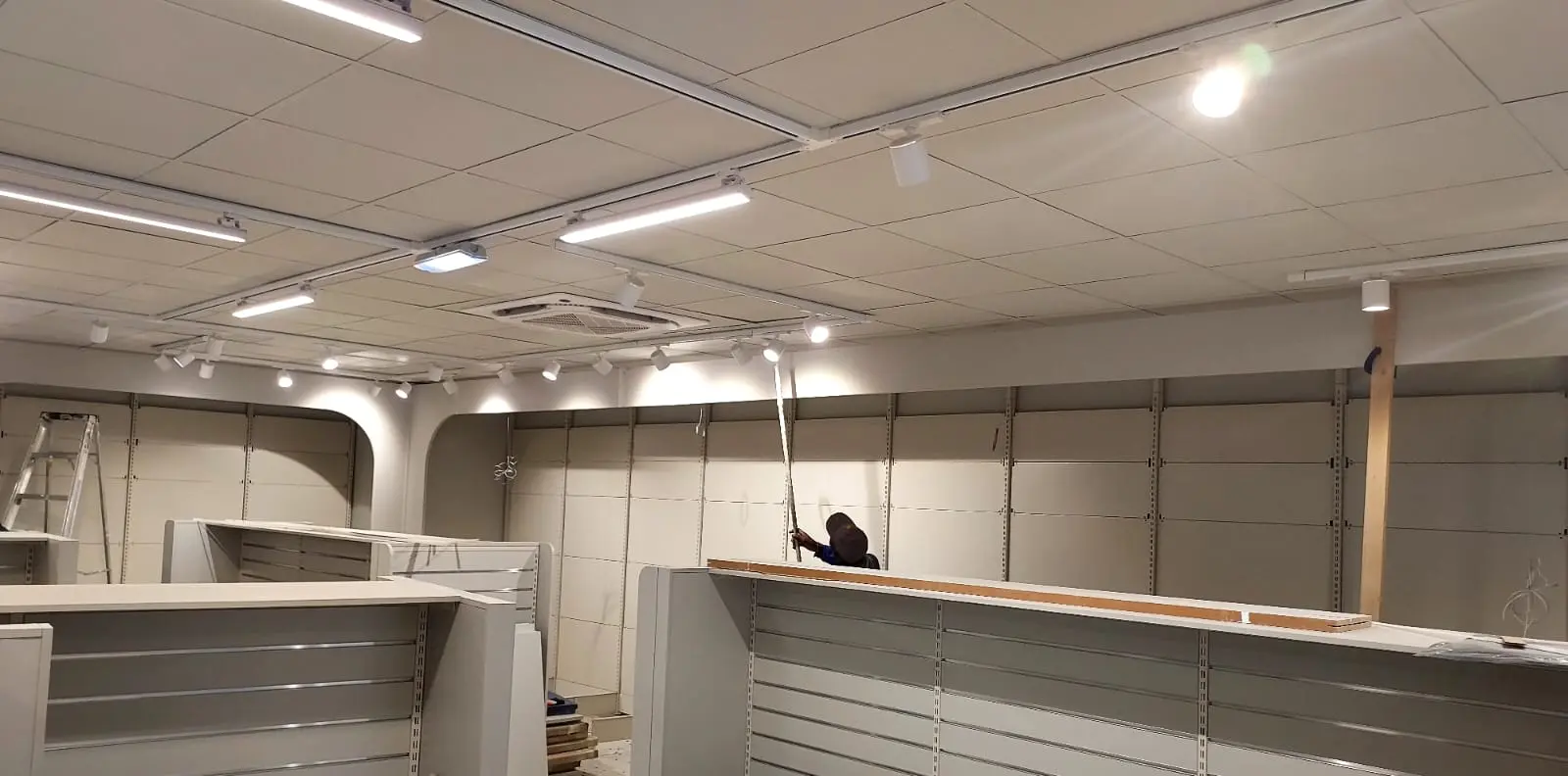 Track spots and linear lights over the counter